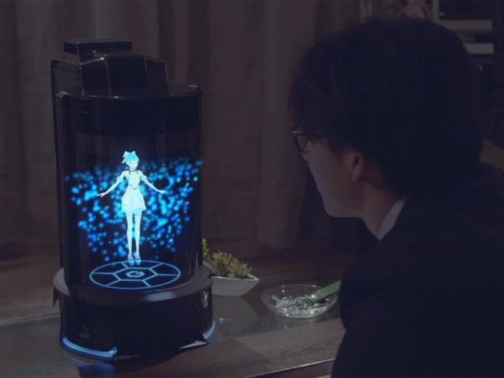 Die japanische Gatebox mit holographischem Charakter