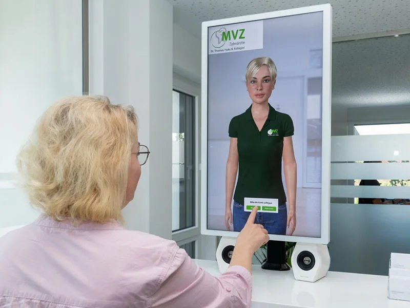 Digitaler Praxis-Concierge auf einem Touch-Terminal am Empfang eines zahnmedizinischen MVZ